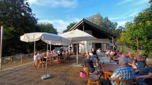 Außenterrasse mit vielen Menschen