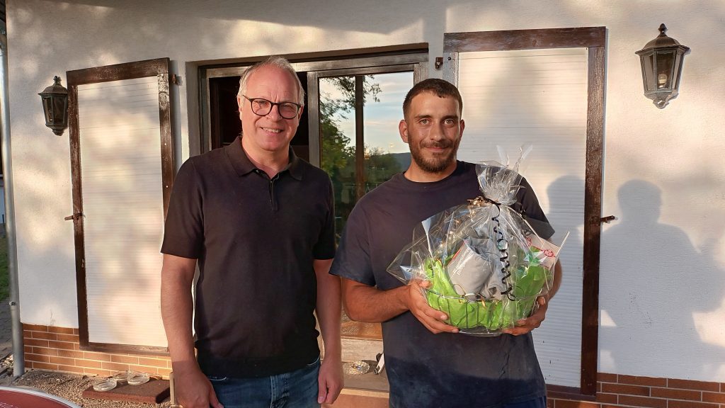 Zwei Männer in schwarzen T-Shirts